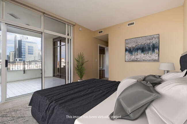 Foto del edificio - 700 W Harbor Dr