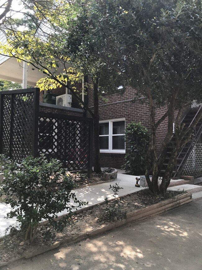 Building Photo - 1029 Young Ave