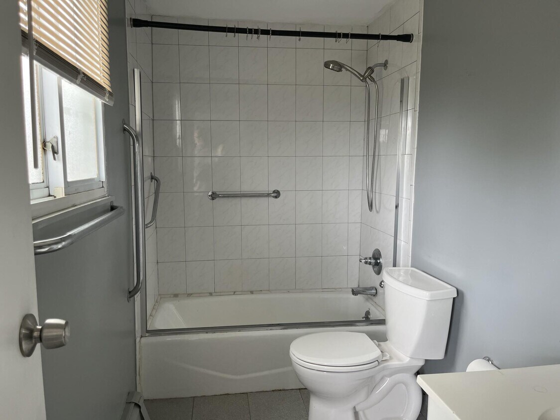 Foto principal - 212 Bellerose Ave