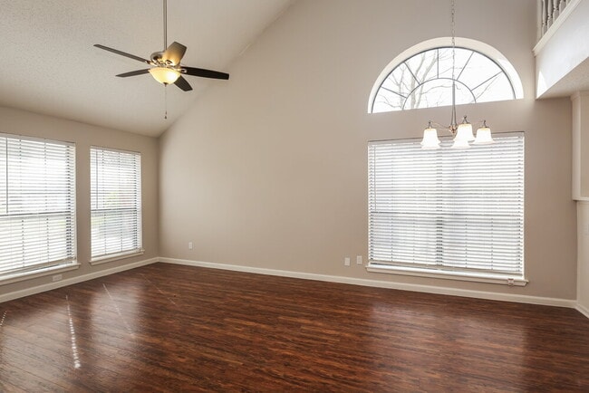 Building Photo - 657 Edgewood Dr