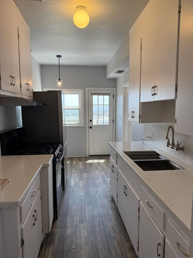 Building Photo - Beautiful 2 bedroom 1 bathroom upstairs ap...
