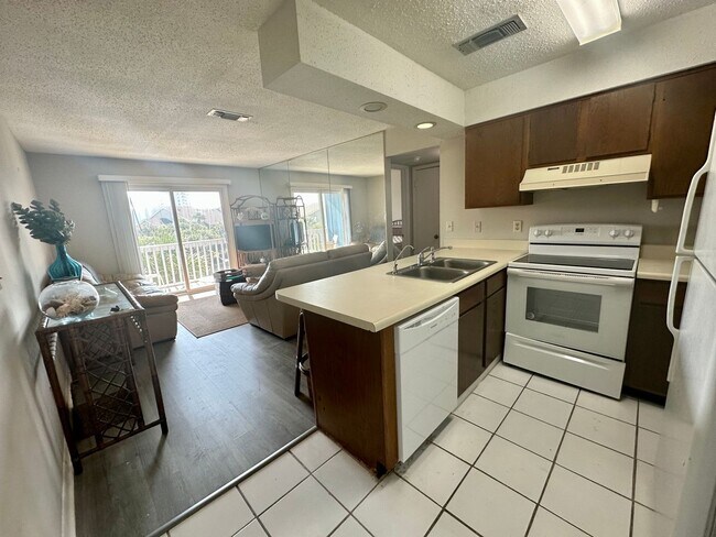 Foto del edificio - 1B/1B  Furnished Condo Across the Street from the Gulf of America!