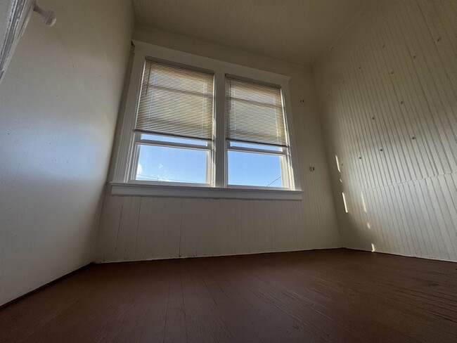 Building Photo - 85 W 50TH St