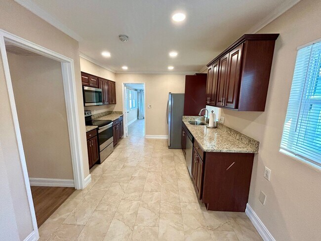 Foto del edificio - Gorgeous updated 2-bedroom 2-bath home wit...