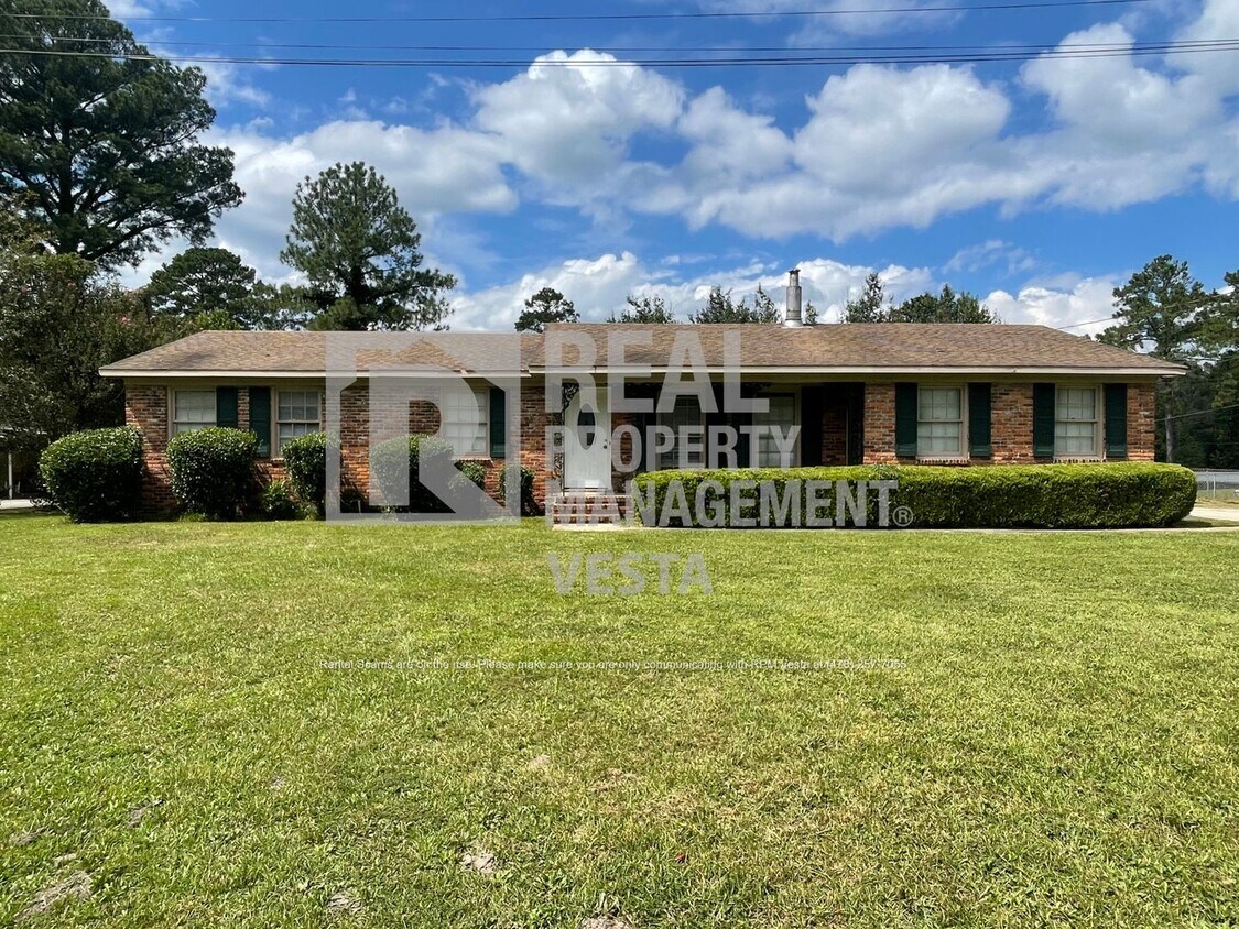 Foto principal - Spacious Three Bedroom House On Large Corn...