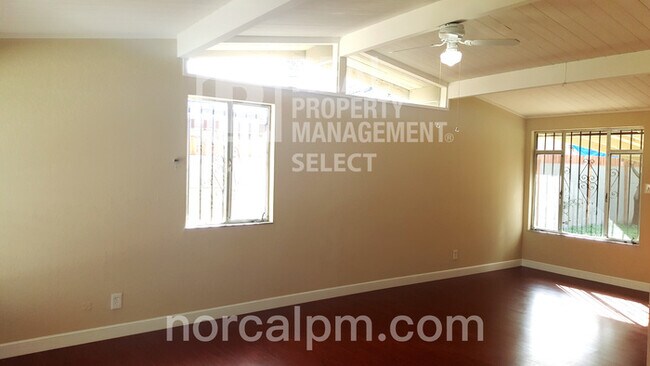 Building Photo - Charming 3 bed 1 bath home with HUGE yard!
