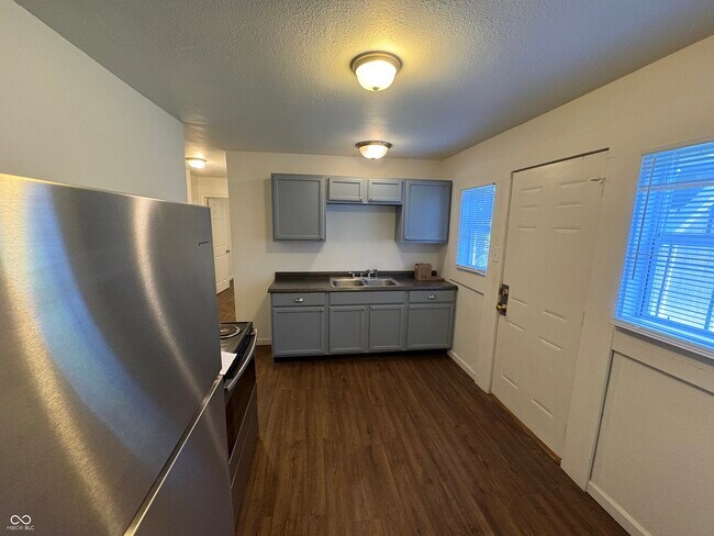 Foto del edificio - 4348 Crittenden Ave