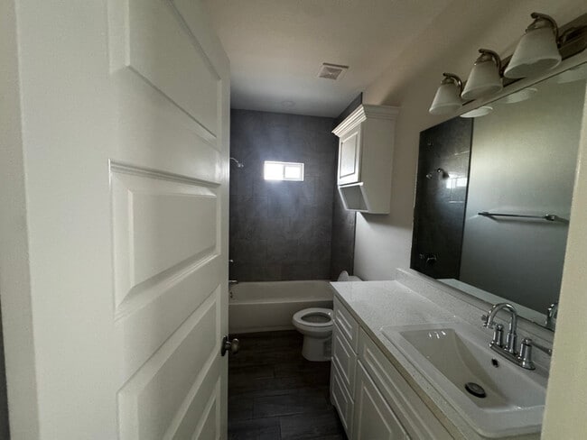 Building Photo - 1618 Playa Dr