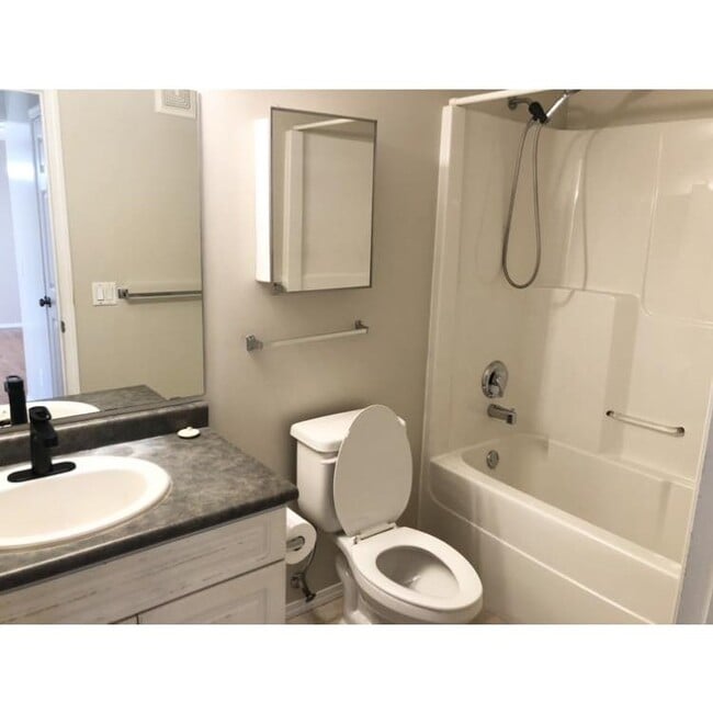 Photo du bâtiment - 215 Lowe Rd