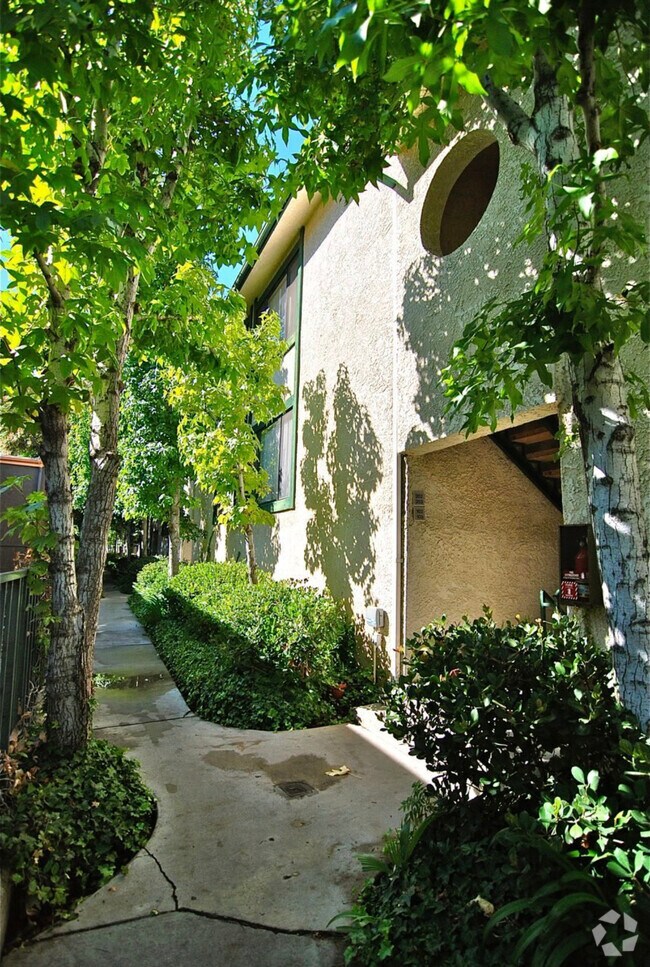 Apartments for Rent Near California State University at Northridge