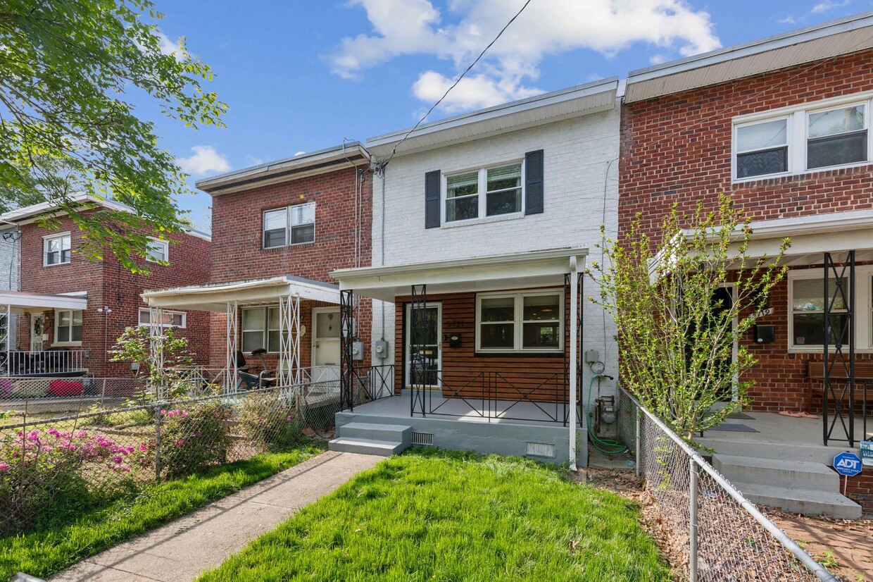 Primary Photo - 5721 Blaine St NE