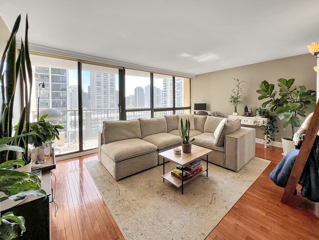 Building Photo - 1540 N La Salle Dr