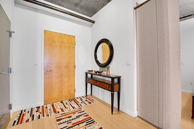 Foto del edificio - $1,850, 1 bed, 1.5 bath located in Denver ...