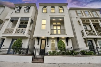 Building Photo - 210 E 28th St