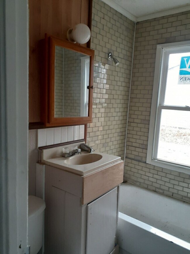 1526 Wedgewood Dr, Lawrence, KS 66044 House Rental in Lawrence, KS