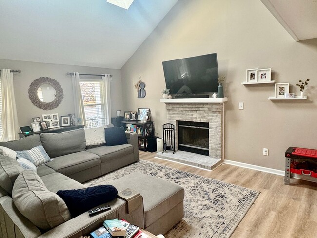 Building Photo - Updated 3BR/2BA with LOFT and Garage in Gl...