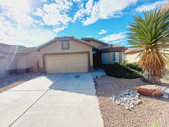 Building Photo - 3 bed 2 bath home in Huning Ranch. Great Y...