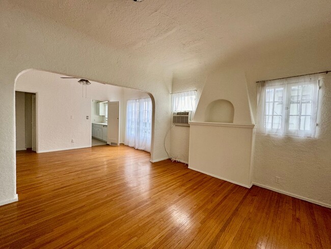 Building Photo - Spanish charm Large and bright hardwood fl...