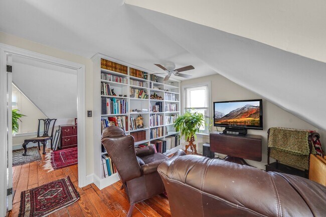 Living room - 218 W Union St