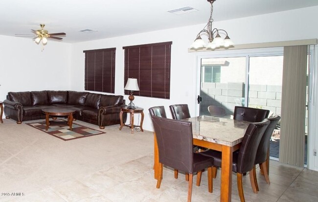 Foto del edificio - ++FREE RENT++ Gorgeous 3 Bed home + den an...