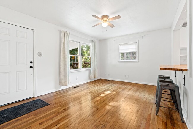 Building Photo - Super Cute House With Fenced Yard