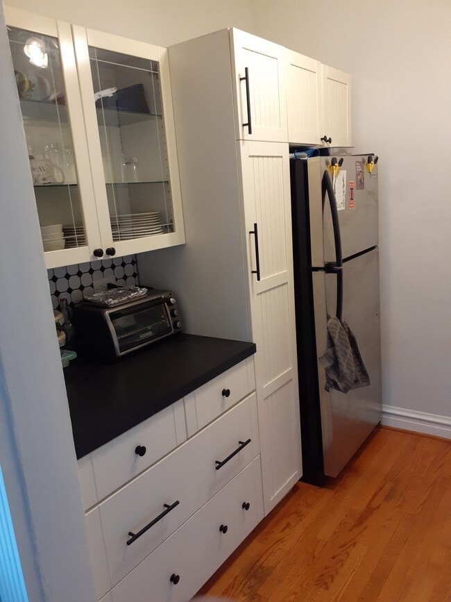 Kitchen - 6101 N Sheridan Rd