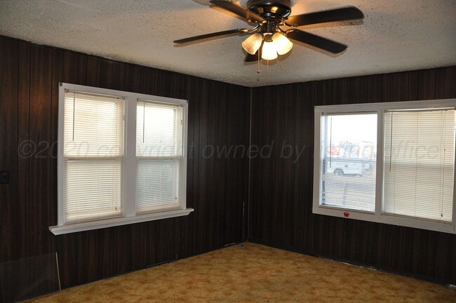 Building Photo - 401 S Swift St