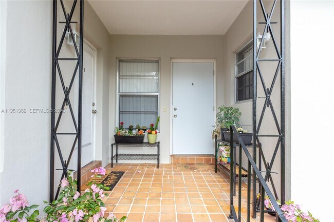 Building Photo - 221 Antiquera Ave