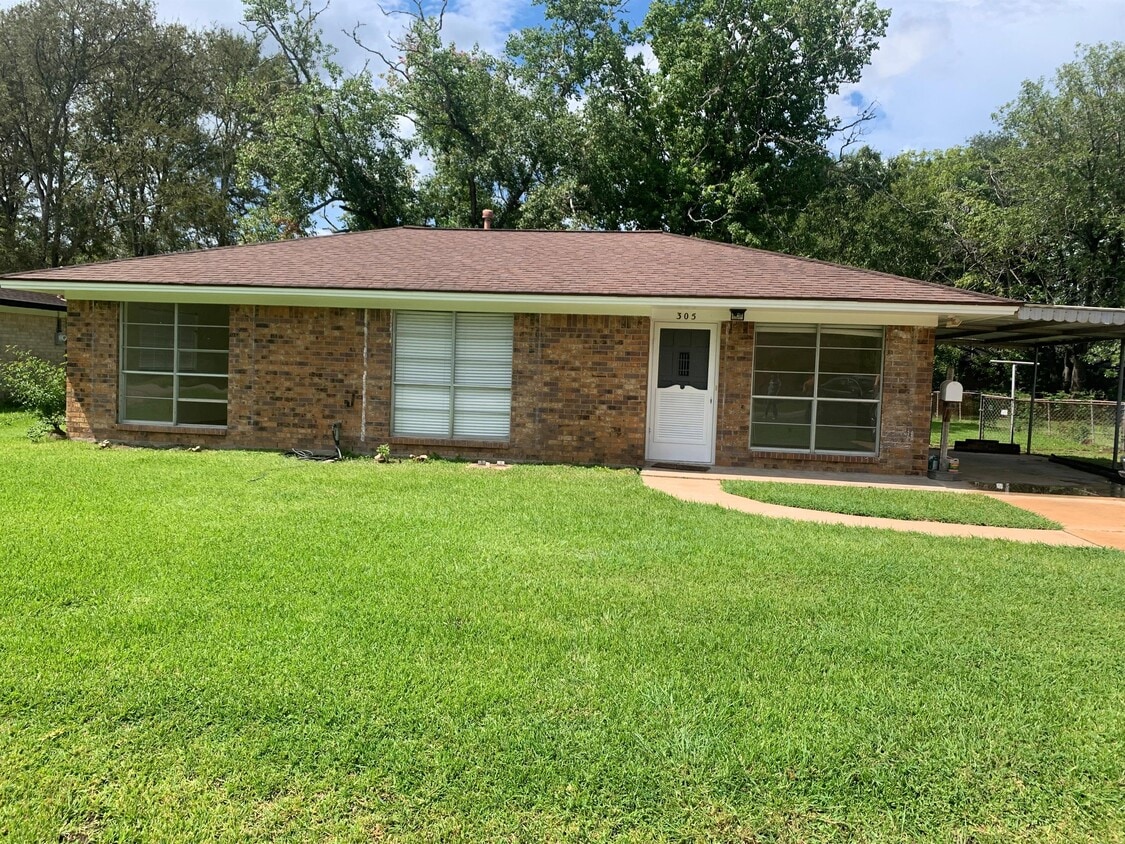 305 Avenue F, Brazoria, TX 77422 House for Rent in Brazoria, TX