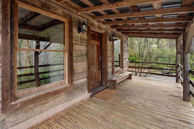 Building Photo - Sovereign Oaks Cabin