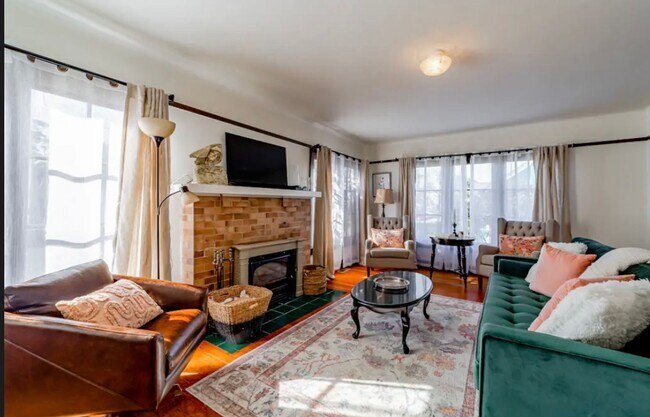 Building Photo - Furnished Eureka 2 bed, 1 bath Craftsman C...