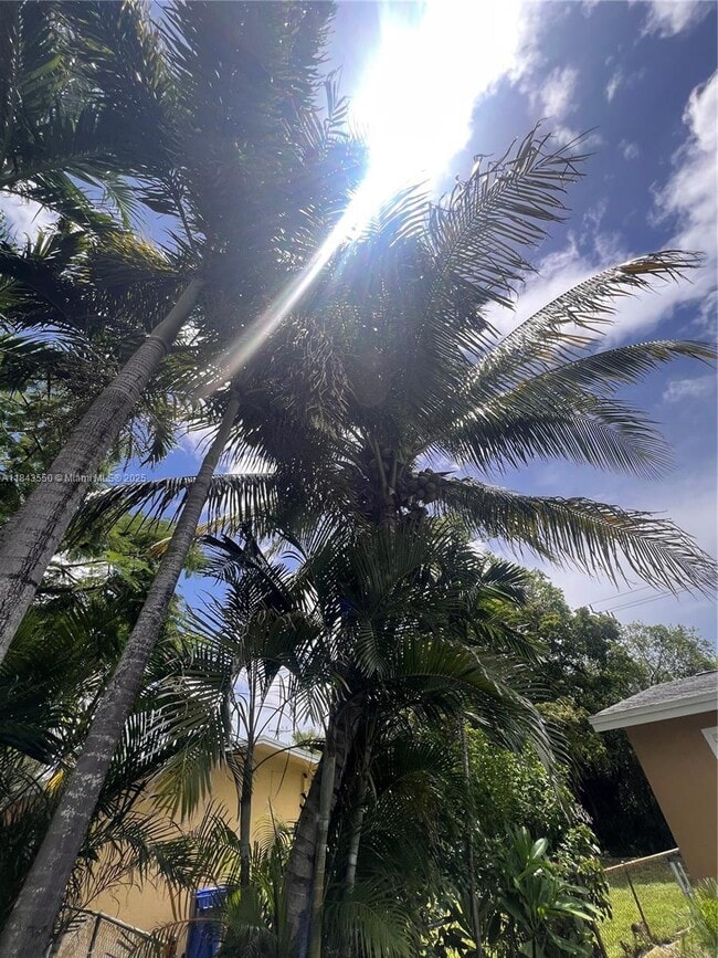 Foto del edificio - 3616 SW 14th St