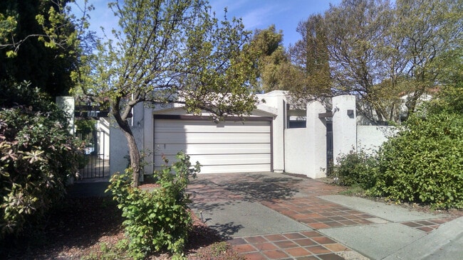 Building Photo - Stunning Views! Lake front 3 bed/2ba Home in Stonegate Community!