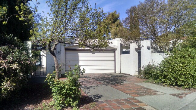 Foto del edificio - Stunning Views! Lake front 3 bed/2ba Home in Stonegate Community!