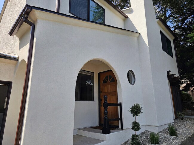 Entrada - 1615 Olive St