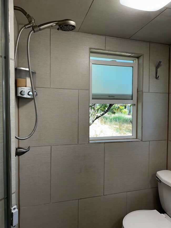 Foto del edificio - 977 McFarlane Ave