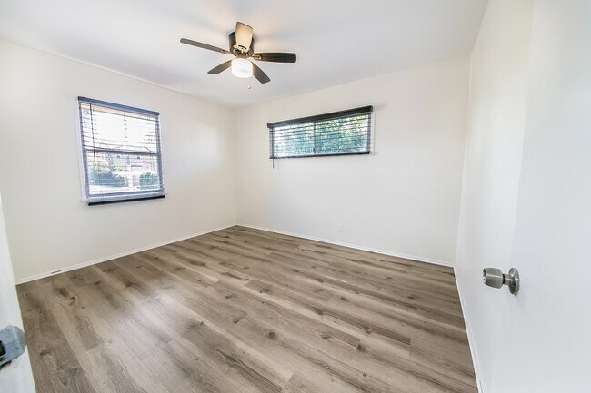 Foto del edificio - 7825 Mason Ave