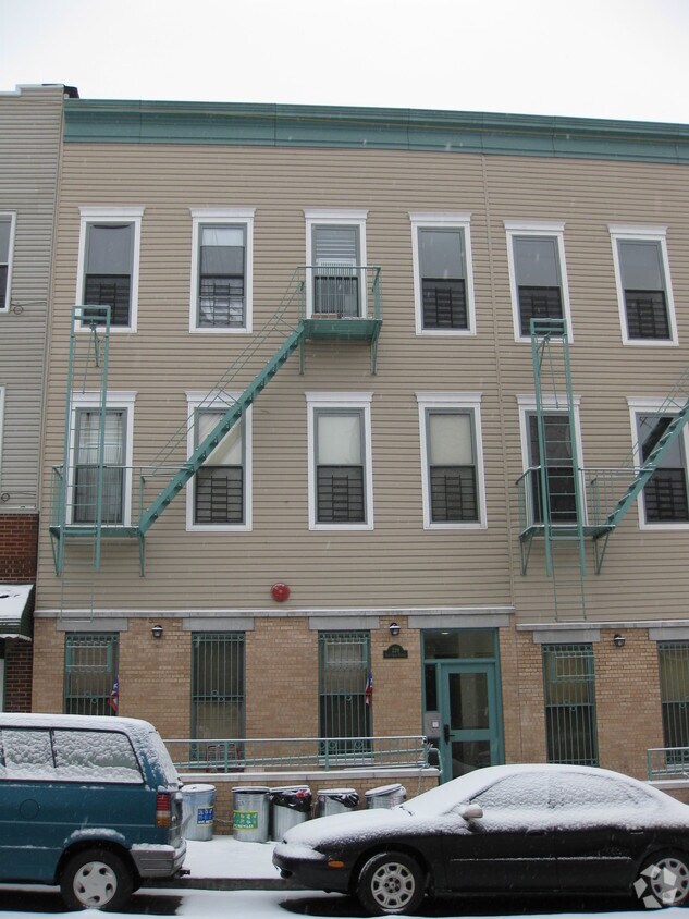 Primary Photo - 229 Troutman St