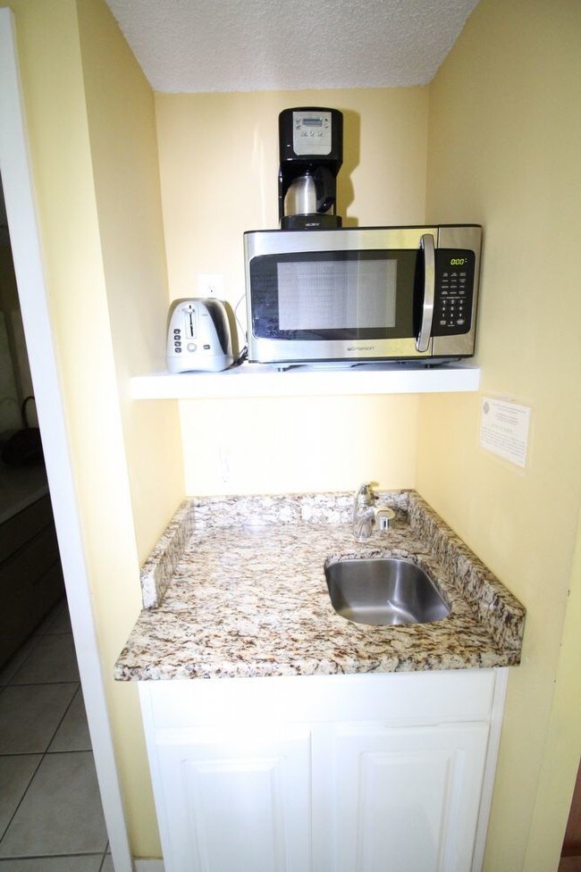 Building Photo - Waterfront Studio Condo in Fort Walton Beach