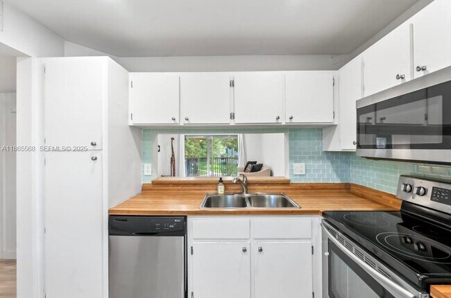 Building Photo - 8750 Royal Palm Blvd