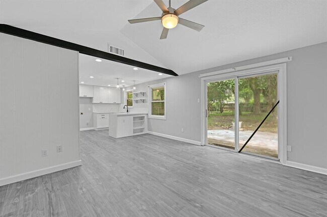 Foto del edificio - 5874 Greencraig Dr