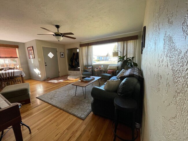 Foto del edificio - CHARMING HOME IN GREAT LOCATION!