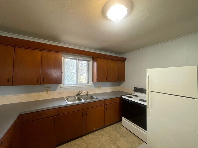 Building Photo - Available now 2 bedroom 1 bath apartment