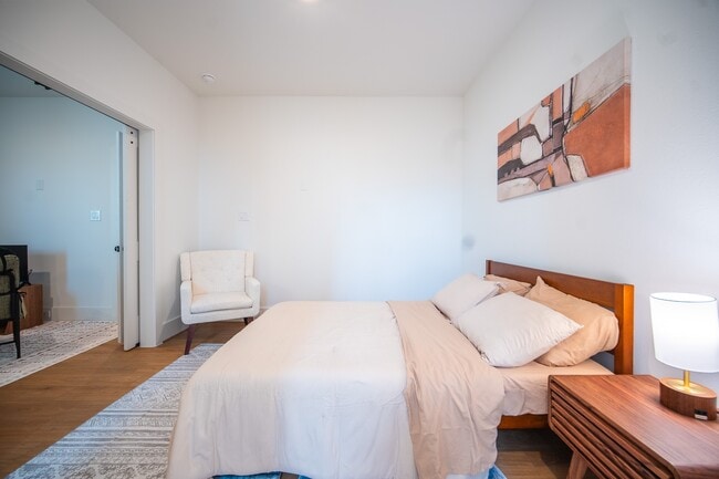 Foto del edificio - 7611 Victory Reserve St