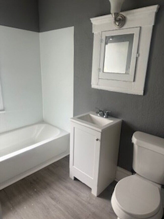 Building Photo - 1-Bedroom Apartment in Quiet 4-Plex with O...