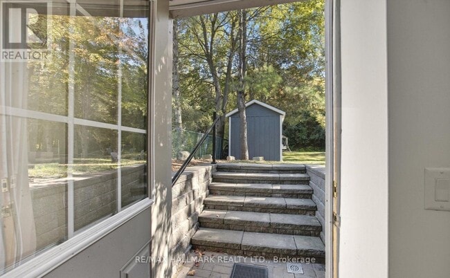 Building Photo - 916 Elgin St