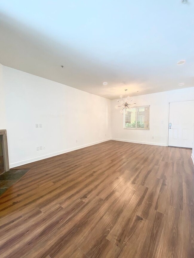 Building Photo - 2 bedroom + 2.5 bath luxurious condo in th...
