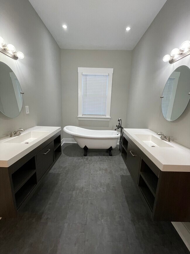 1st bathroom tub and sinks - 2017 18th Ave