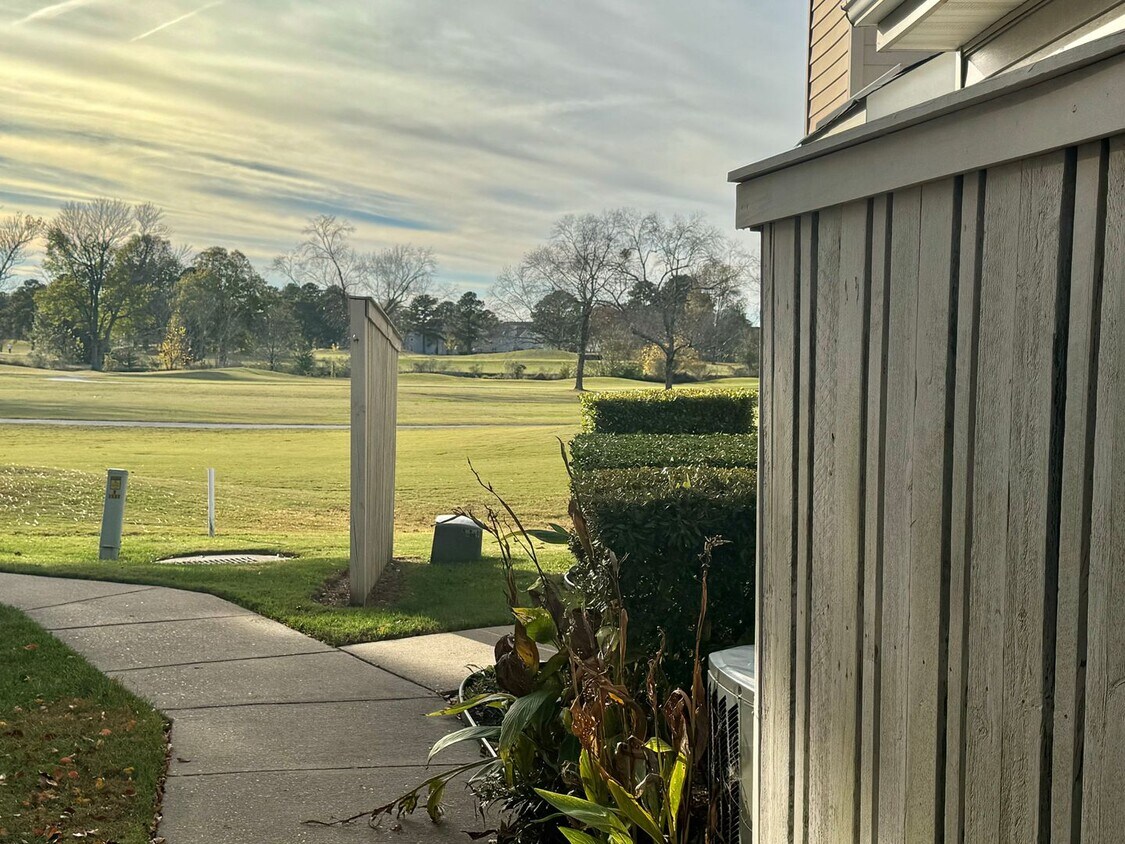 Foto principal - Awesome, 2 story, end unit condo right across from Honey Bee Golf Course in Virginia Beach-