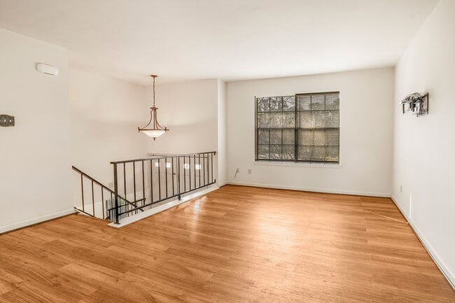 Foto del edificio - 2019 Lake Creek Dr